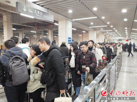 前晚，在长沙火车南站东广场，乘客正在排队乘出租车。长沙晚报全媒体记者 谢春年 摄